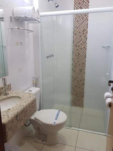 Bilik mandi di Hotel Cristal Rio Claro