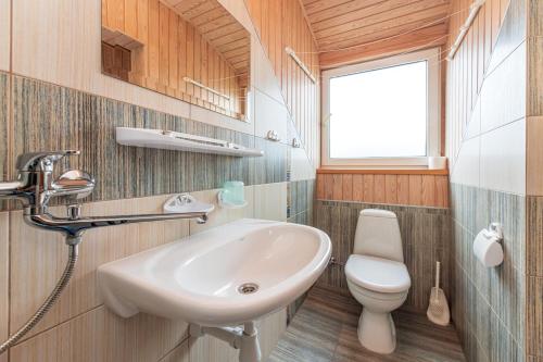 un bagno con lavandino e WC di Vila Arona a Palanga