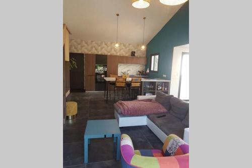 un salon avec un canapé et une table dans l'établissement VILLA Adrien , maison de charme., à Casanova