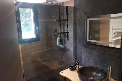 uma casa de banho com um lavatório e uma cabina de duche em vidro. em VILLA Adrien , maison de charme. em Casanova