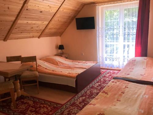 ヤストシェンビャ・グラにあるAnna Maria IIのベッドルーム1室(ベッド1台、テーブル、窓付)