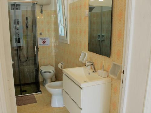 un bagno con lavandino, doccia e WC di Dimora Rem Country Life a 2 minuti dal mare a Nardò