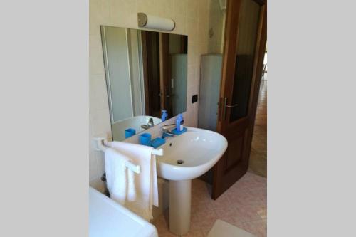 PrioccaにあるCasa Vacanze LILIANAの洗面台と鏡のあるバスルーム