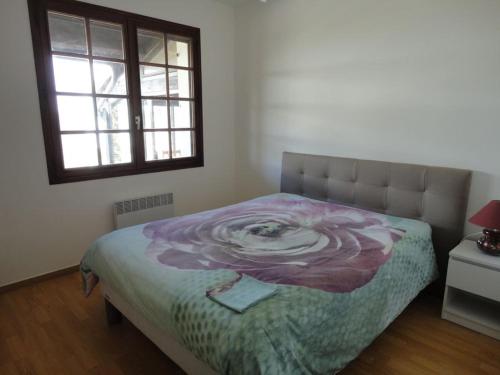 une chambre avec un lit avec un tableau dessus dans l'établissement MAISON PROXIMITE COMMERCES, à Saint-Jean-de-Monts