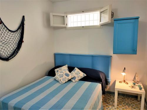 سرير أو أسرّة في غرفة في Lu Purpu di Casa Camilla Journey