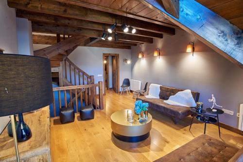 uma sala de estar com um sofá e uma mesa em PRECIOSA CASA, NAUT ARAN, ALTO ARAN, GESSA, A 4 KM DE BAQUEIRA, 212 M2 wifi em Gessa