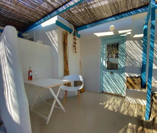 une salle à manger avec une table et une chaise dans l'établissement Golden Beach, Little Troll House 3, à Chrissi Akti