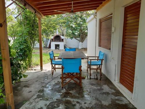 una mesa y sillas en un patio en SOFIA'S HOUSE, en Gera
