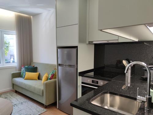 A kitchen or kitchenette at Suite na baixa do Porto