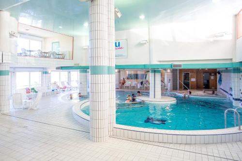 Bazén v ubytování Hotel et Résidence Le Clos Cerdan nebo v jeho okolí
