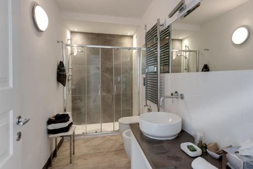 a bathroom with a sink, toilet and bathtub at Boutique Villa del Capitano - Dépendance Hotel - Borgo Capitano Collection - Albergo diffuso in San Quirico dʼOrcia