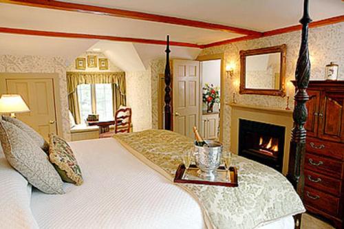 Ένα ή περισσότερα κρεβάτια σε δωμάτιο στο Captain's House Inn