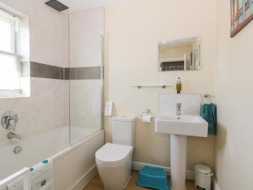 uma casa de banho com um WC, um lavatório e um chuveiro em Northolme em Filey