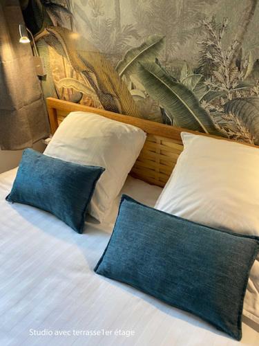 une chambre avec un lit avec deux oreillers dessus dans l'établissement Le rocher, à Antibes