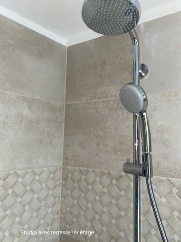 une douche avec pommeau de douche dans une salle de bain dans l'établissement Le rocher, à Antibes