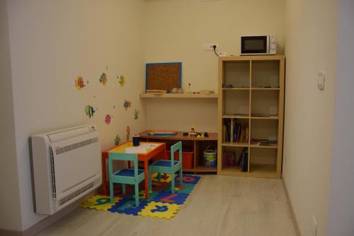 a small room with a table and chairs and a desk at B&B L'Acero in Casto