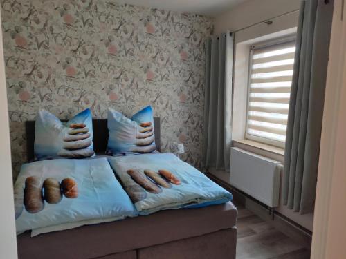 Un dormitorio con una cama con perritos calientes. en Feuerstein, en Sassnitz