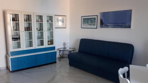 - un salon avec un canapé bleu et une commode dans l'établissement Azzurra, à Pizzo