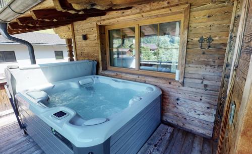 a jacuzzi tub sitting on a deck at Appartements "Da Zillertaler und die Geigerin" in Mayrhofen