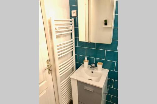 une salle de bain avec un lavabo et un miroir dans l'établissement Studio Sérénité-La Roquette-Rue très calme, à Arles