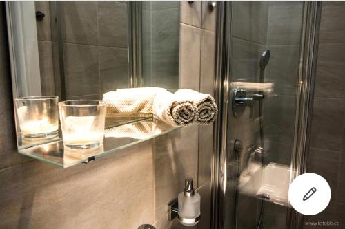 uma prateleira de vidro num chuveiro com dois copos de água em Romantic Apartment Petra - free parking Friday-Sunday em Praga