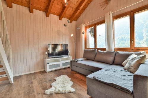 TV a/nebo společenská místnost v ubytování Chalet Bülbül