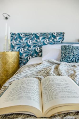 Letto o letti in una camera di Maregold Mykonos Micro-Boutique Suites, Adults Only