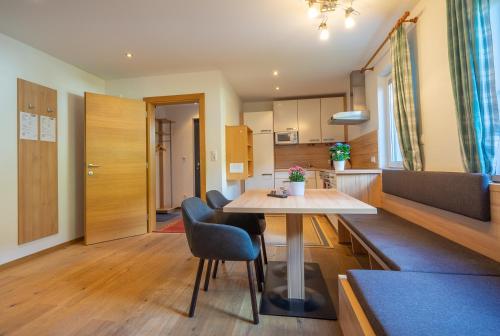 a kitchen and dining room with a table and chairs at Apart Mare in Sölden