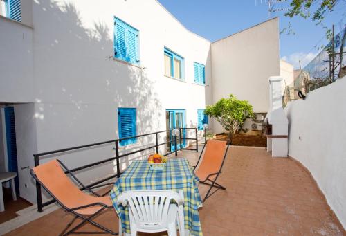 a table and chairs on the balcony of a house at Terra del Sole in Favignana