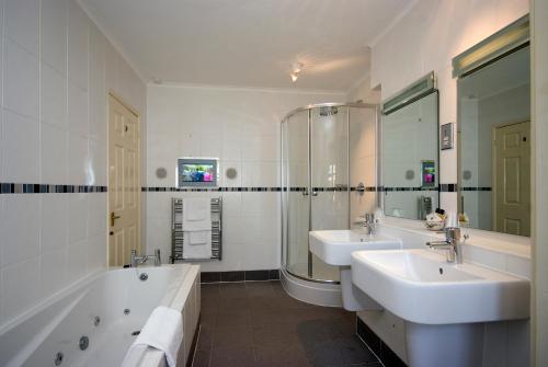 Bathroom sa Appleby Manor Hotel & Garden Spa