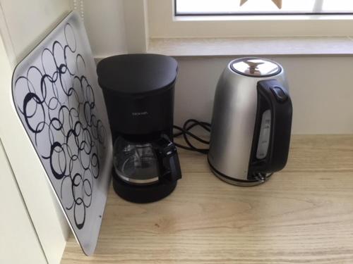 a coffee maker and a coffeemaker sitting on a counter at Tante Cher à la Mer - Zeeland in Biggekerke