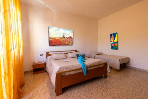 um quarto com duas camas e um quadro na parede em Edera Silvi Vacanza em Silvi Marina