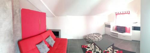 - un salon avec un canapé rouge et une table dans l'établissement Studio apartment in Funtana with balcony, air conditioning, WiFi, washing machine 4982-2, à Funtana
