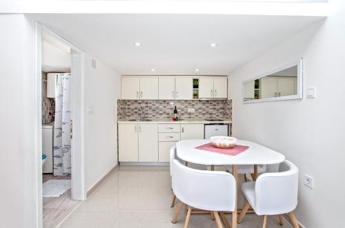 Η κουζίνα ή μικρή κουζίνα στο Apartmani Vasilije