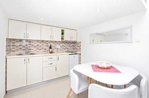 Η κουζίνα ή μικρή κουζίνα στο Apartmani Vasilije