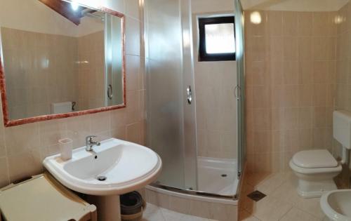 y baño con lavabo, ducha y aseo. en Studio apartment in Funtana with balcony, air conditioning, WiFi, washing machine 4982-8, en Funtana