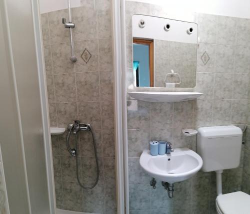 Koupelna v ubytování Holiday apartment in Funtana with balcony, air conditioning, WiFi, washing machine 4982-9