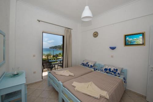 Postel nebo postele na pokoji v ubytování Spiros and Polyxeni Apartments Afionas