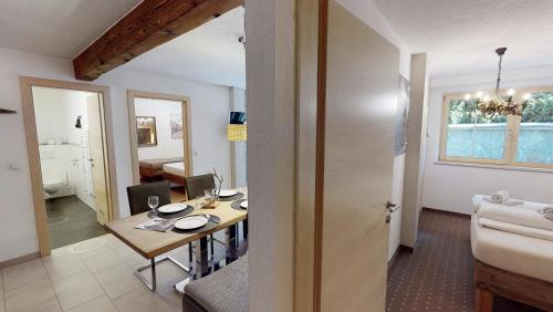 a kitchen and dining room with a table in a room at Appartements "Da Zillertaler und die Geigerin" in Mayrhofen