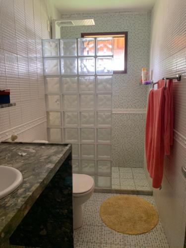 Un baño con ducha, inodoro y lavabo. en Casa Praia dos Carneiros, en Praia dos Carneiros