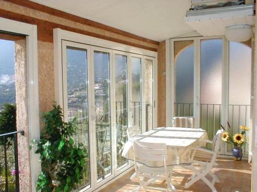 un balcon avec une table blanche et des chaises sur un balcon dans l'établissement Bel appartement climatisé - Résidence avec piscine, à Cavalaire-sur-Mer
