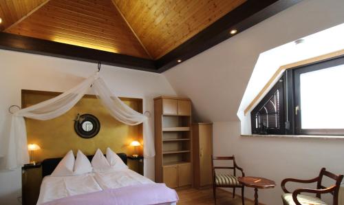 A bed or beds in a room at Appartements Panorama Schlössl