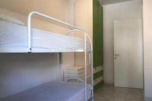 Pokój z 2 łóżkami piętrowymi i drzwiami w obiekcie Buggerru la bomboniera w mieście Buggerru