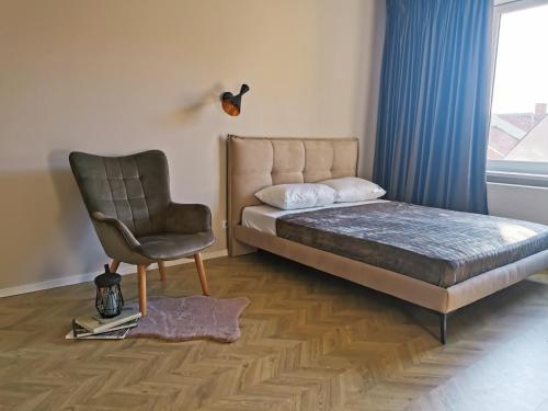 En eller flere senge i et værelse på Cosy Old Town Apartment