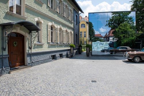 a street with a mirror on the side of a building at VILLA zeitlos - PfauenAuge in Traunstein