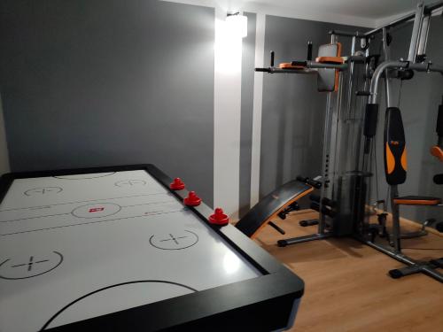 a room with a gym with a treadmill at u Marii Gał in Leśnica