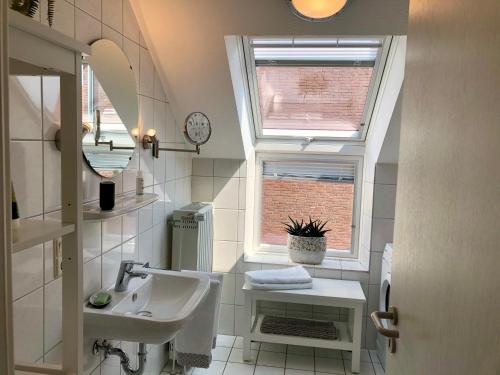 ein Bad mit einem Waschbecken und einem Fenster in der Unterkunft Apartment in Uni- und Citynähe in Oldenburg