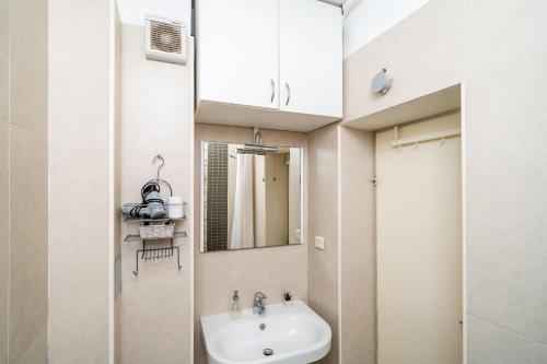 y baño con lavabo y espejo. en Rooms Rose, en Dubrovnik
