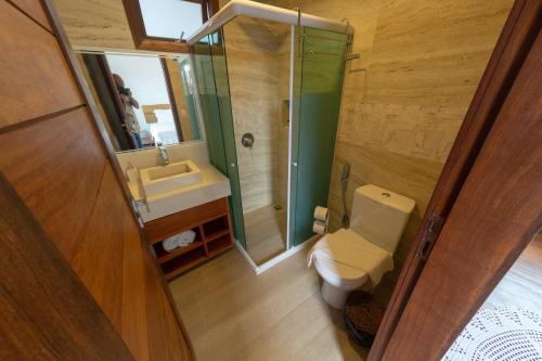 a bathroom with a toilet and a sink and a shower at Pousada Pénareia in Morro de São Paulo