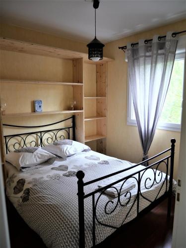une chambre avec un lit et une fenêtre dans l'établissement La perle du Grand Haut, à Gérardmer